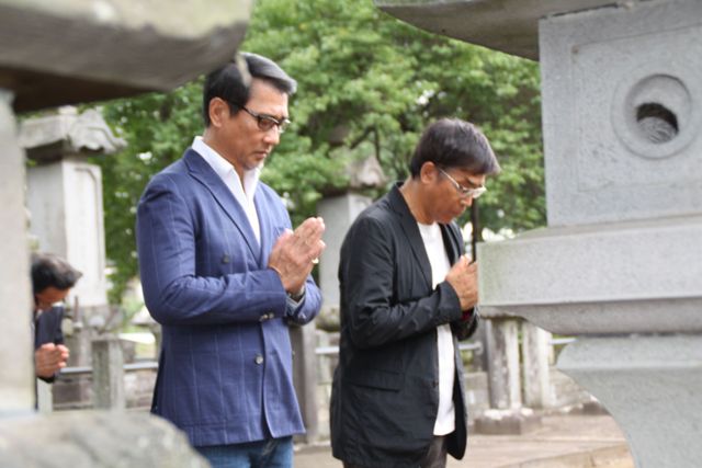 中井貴一、井伊直弼の墓前で映画『柘榴坂の仇討』の大ヒットを願う！　画像ギャラリー（2枚目）