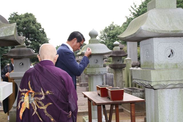 中井貴一、井伊直弼の墓前で映画『柘榴坂の仇討』の大ヒットを願う！　画像ギャラリー（3枚目）