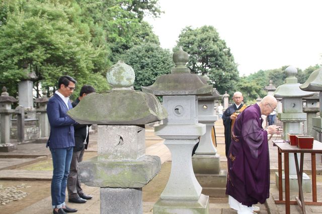 中井貴一、井伊直弼の墓前で映画『柘榴坂の仇討』の大ヒットを願う！　画像ギャラリー（4枚目）