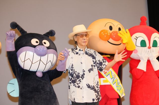 映画『それいけ!アンパンマン よみがえれ バナナ島』の完成披露試写会に原作者のやなせたかしがキャラクターの着ぐるみたちと舞台あいさつを行う画像ギャラリー（2枚目）