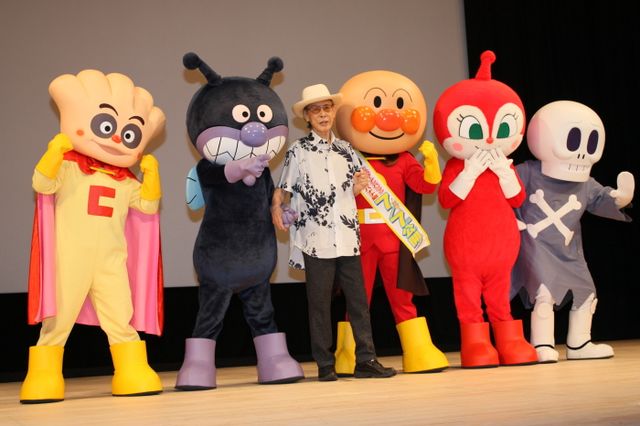 映画『それいけ!アンパンマン よみがえれ バナナ島』の完成披露試写会に原作者のやなせたかしがキャラクターの着ぐるみたちと舞台あいさつを行う画像ギャラリー（4枚目）