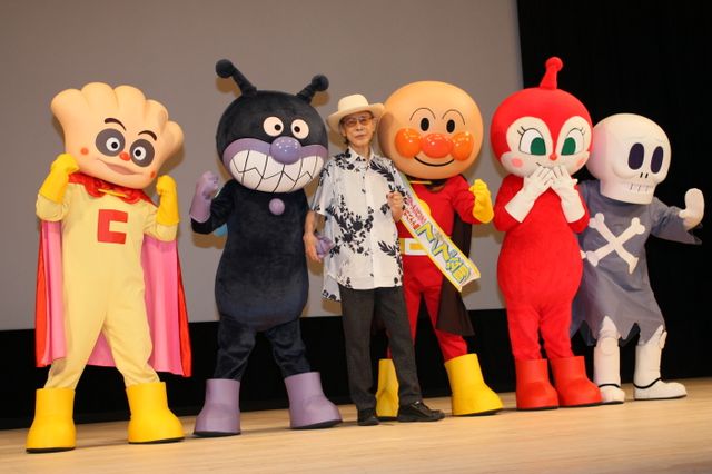 映画『それいけ!アンパンマン よみがえれ バナナ島』の完成披露試写会に原作者のやなせたかしがキャラクターの着ぐるみたちと舞台あいさつを行う画像ギャラリー（5枚目）