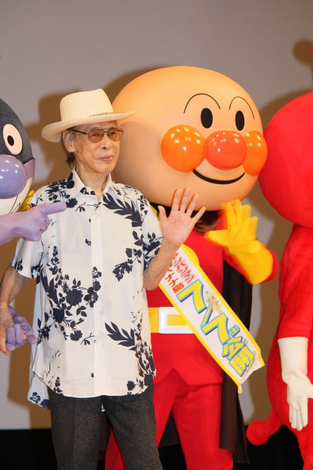 映画『それいけ!アンパンマン よみがえれ バナナ島』の完成披露試写会に原作者のやなせたかしがキャラクターの着ぐるみたちと舞台あいさつを行う画像ギャラリー（8枚目）