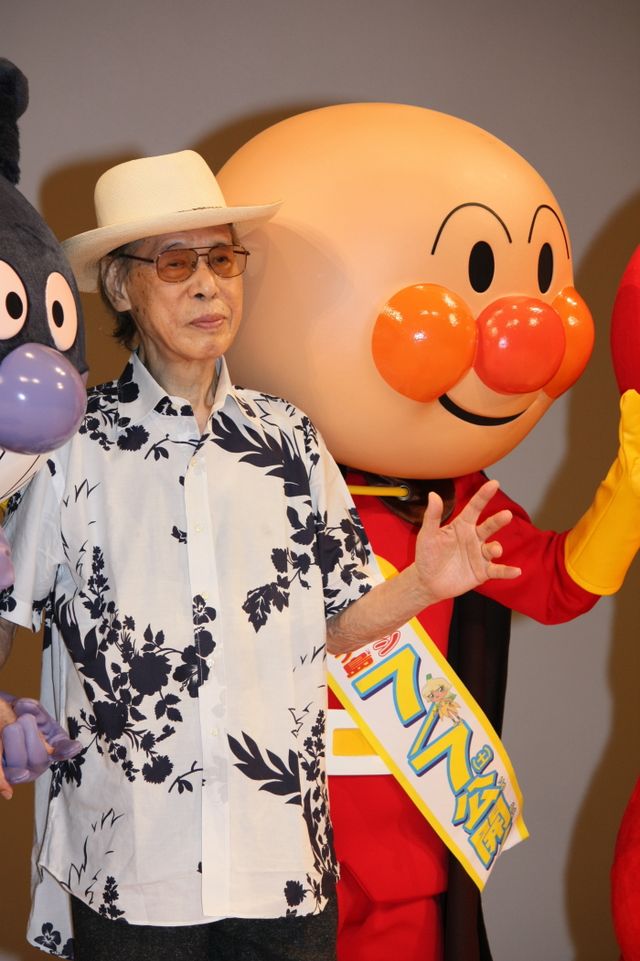 映画『それいけ!アンパンマン よみがえれ バナナ島』の完成披露試写会に原作者のやなせたかしがキャラクターの着ぐるみたちと舞台あいさつを行う画像ギャラリー（9枚目）