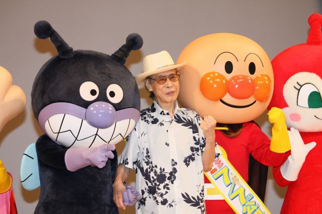 映画『それいけ!アンパンマン よみがえれ バナナ島』の完成披露試写会に原作者のやなせたかしがキャラクターの着ぐるみたちと舞台あいさつを行う画像ギャラリー（10枚目）