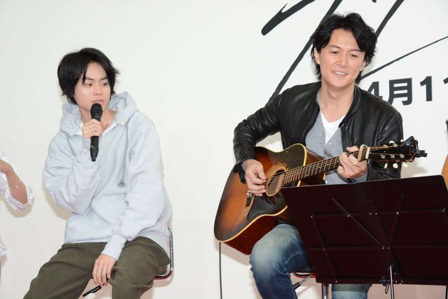 福山雅治、月9の新星ヒロインとギターセッション！フォトギャラリー（2枚目）