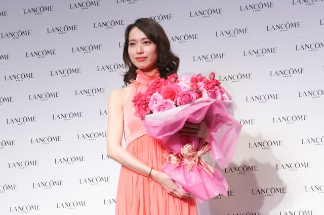 戸田恵梨香の美しいドレス姿にうっとり！ランコムミューズ就任記者発表会：フォトギャラリー