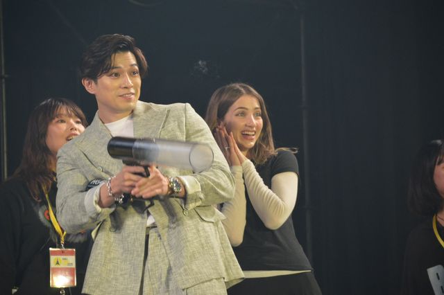 ニコケイ＆マッツ＆ヒュー、指ハート3連打！「大阪コミコン2025」豪華共演のグランドフィナーレ（29枚目）