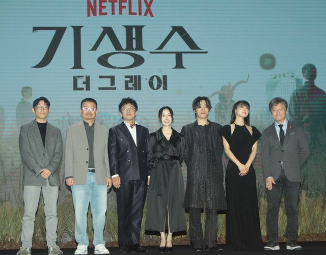 左から、脚本家リュ・ヨンジェ、ヨン・サンホ監督、キム・イングォン、イ・ジョンヒョン、ク・ギョファン、チョン・ソニ、クォン・ヘヒョ