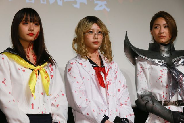 浅川梨奈、チェーンソーを手に登場！『血まみれスケバンチェーンソーRED』完成披露イベント（2枚目）