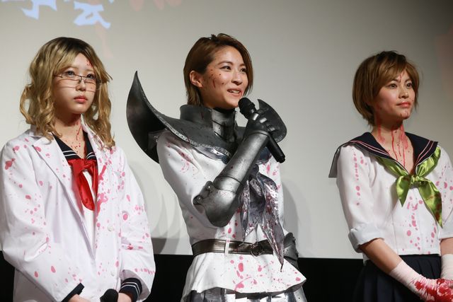 浅川梨奈、チェーンソーを手に登場！『血まみれスケバンチェーンソーRED』完成披露イベント（5枚目）