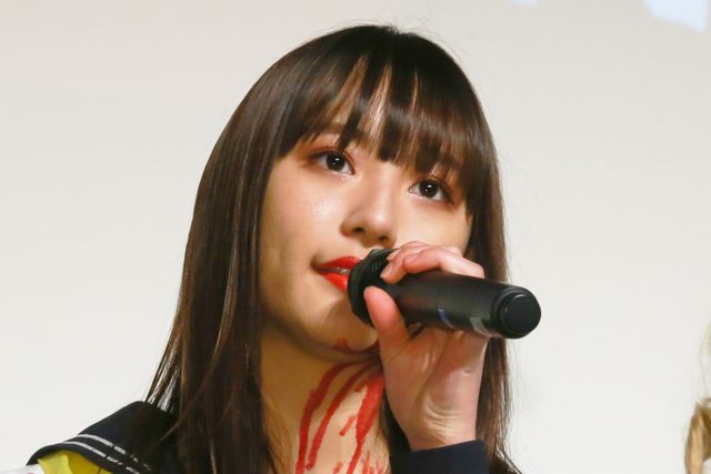 浅川梨奈、チェーンソーを手に登場！『血まみれスケバンチェーンソーRED』完成披露イベント（16枚目）