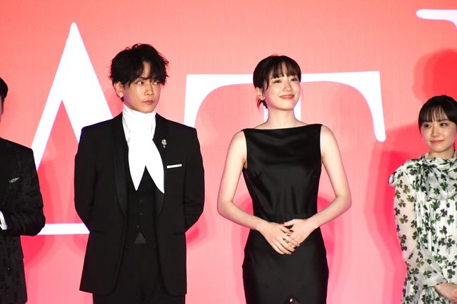 背中見せドレスで魅了！永野芽郁、芦田愛菜、仲里依紗、松本若菜、小沢真珠が美の競演『はたらく細胞』細胞大集合プレミア（2枚目）