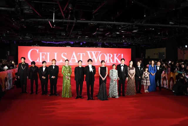 背中見せドレスで魅了！永野芽郁、芦田愛菜、仲里依紗、松本若菜、小沢真珠が美の競演『はたらく細胞』細胞大集合プレミア（8枚目）