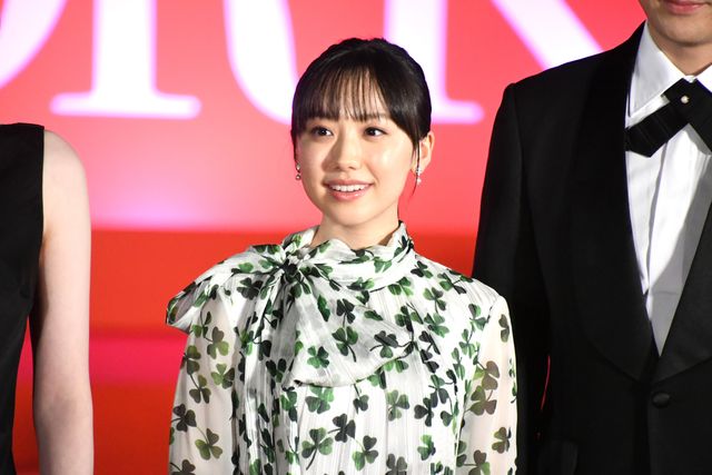 背中見せドレスで魅了！永野芽郁、芦田愛菜、仲里依紗、松本若菜、小沢真珠が美の競演『はたらく細胞』細胞大集合プレミア（16枚目）