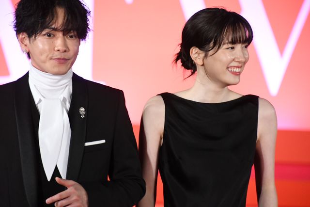 背中見せドレスで魅了！永野芽郁、芦田愛菜、仲里依紗、松本若菜、小沢真珠が美の競演『はたらく細胞』細胞大集合プレミア（38枚目）