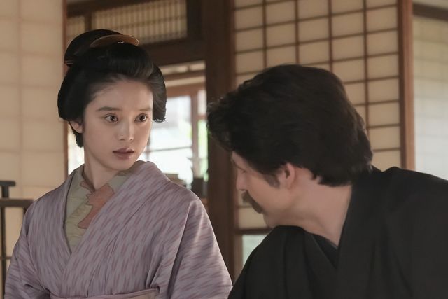 トキ（高石あかり）はヘブン（トミー・バストウ）を見つめて…朝ドラ「ばけばけ」第101回の場面写真：フォトギャラリー