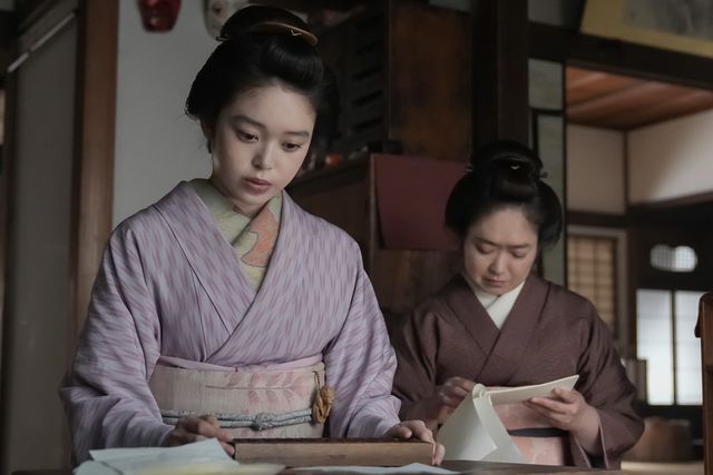 トキ（高石あかり）はヘブン（トミー・バストウ）を見つめて…朝ドラ「ばけばけ」第101回の場面写真（3枚目）