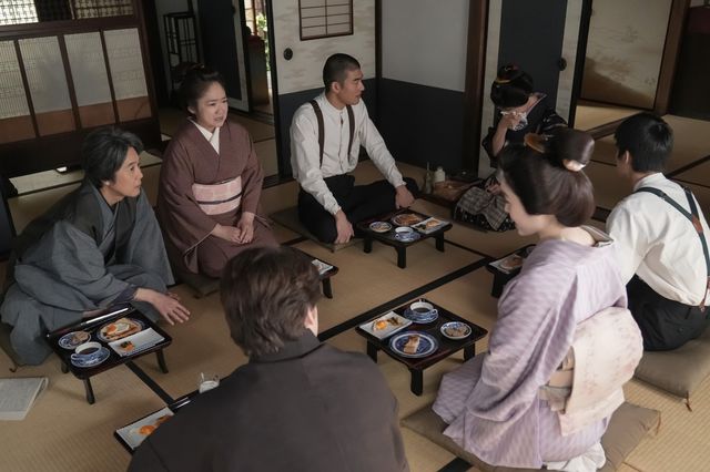 トキ（高石あかり）はヘブン（トミー・バストウ）を見つめて…朝ドラ「ばけばけ」第101回の場面写真（5枚目）