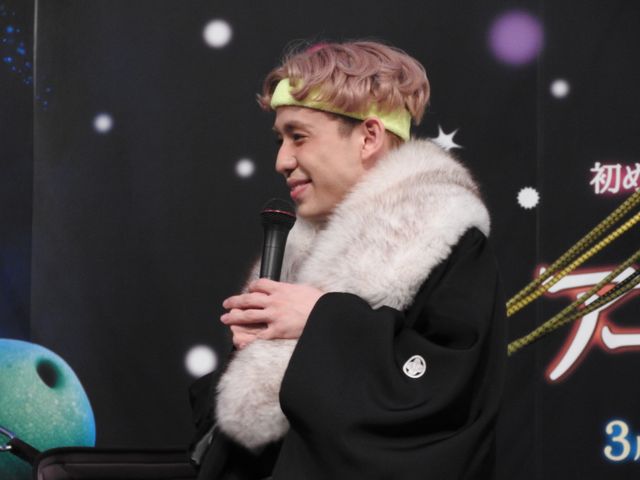 ぺこ＆りゅうちぇる、ド派手な晴れ着＆袴で登場！フォトギャラリー（3枚目）