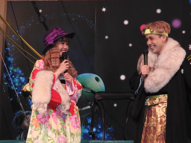 ぺこ＆りゅうちぇる、ド派手な晴れ着＆袴で登場！フォトギャラリー（4枚目）