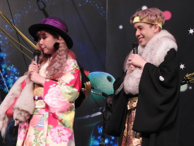 ぺこ＆りゅうちぇる、ド派手な晴れ着＆袴で登場！フォトギャラリー（9枚目）