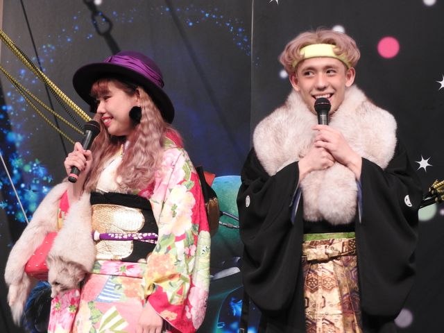 ぺこ＆りゅうちぇる、ド派手な晴れ着＆袴で登場！フォトギャラリー（10枚目）
