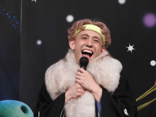 ぺこ＆りゅうちぇる、ド派手な晴れ着＆袴で登場！フォトギャラリー（12枚目）