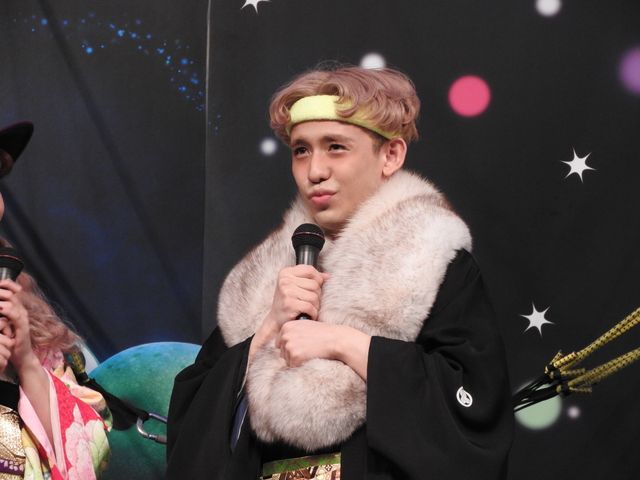 ぺこ＆りゅうちぇる、ド派手な晴れ着＆袴で登場！フォトギャラリー（13枚目）