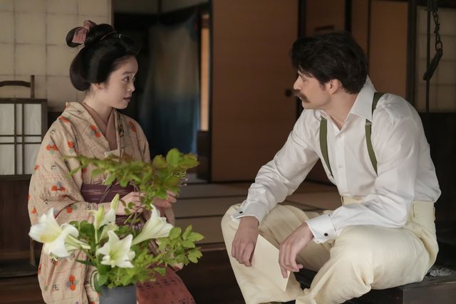 生け花をするトキ（高石あかり）…朝ドラ「ばけばけ」第8週「クビノ、カワ、イチマイ。」第39回（2枚目）