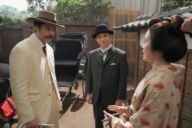 生け花をするトキ（高石あかり）…朝ドラ「ばけばけ」第8週「クビノ、カワ、イチマイ。」第39回（4枚目）