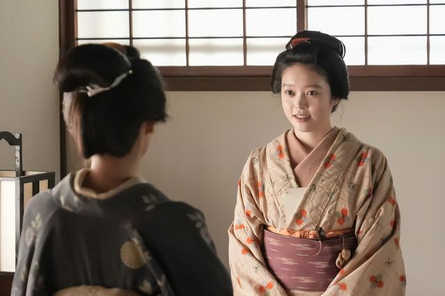 生け花をするトキ（高石あかり）…朝ドラ「ばけばけ」第8週「クビノ、カワ、イチマイ。」第39回（5枚目）