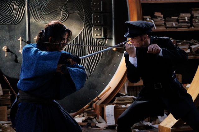 愁二郎(岡田准一)と櫻(淵上泰史)のバトルは必見 「イクサガミ」より