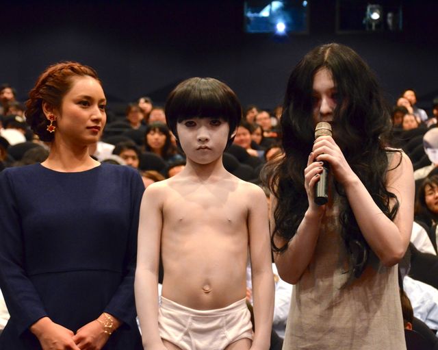 平愛梨、『呪怨』伽椰子＆俊雄と仲良く舞台あいさつ！フォトギャラリー：フォトギャラリー