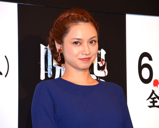 平愛梨、『呪怨』伽椰子＆俊雄と仲良く舞台あいさつ！フォトギャラリー（3枚目）