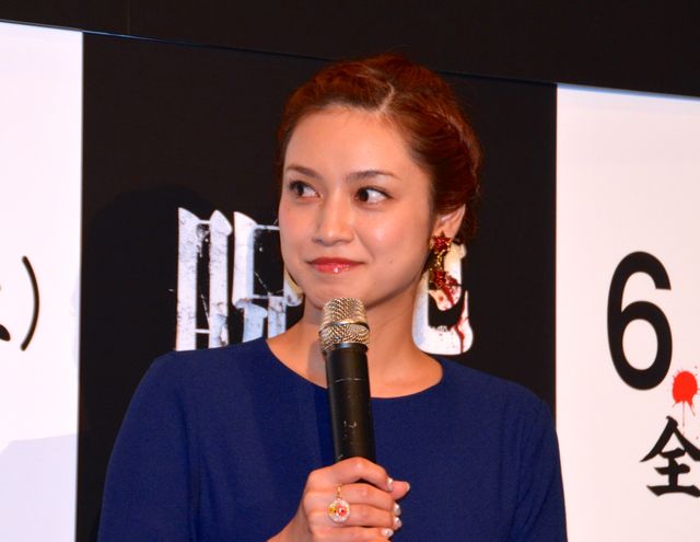 平愛梨、『呪怨』伽椰子＆俊雄と仲良く舞台あいさつ！フォトギャラリー（5枚目）