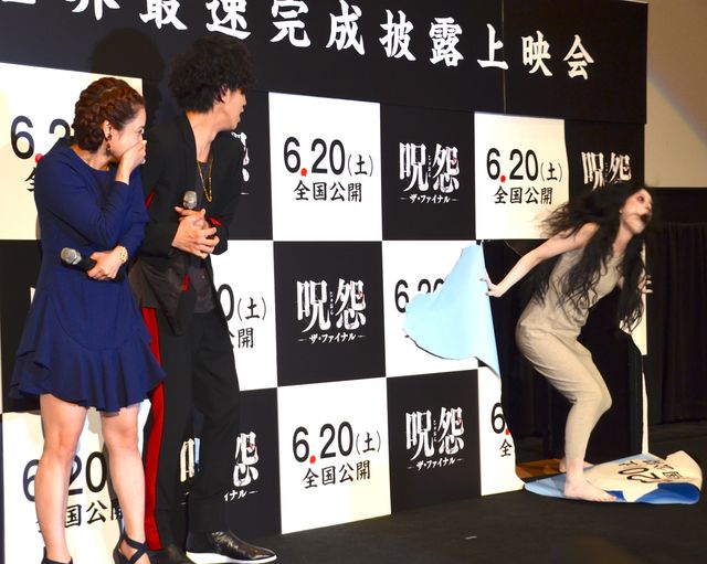 平愛梨、『呪怨』伽椰子＆俊雄と仲良く舞台あいさつ！フォトギャラリー（6枚目）