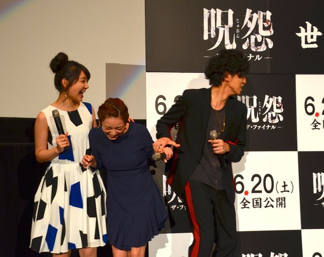 平愛梨、『呪怨』伽椰子＆俊雄と仲良く舞台あいさつ！フォトギャラリー（7枚目）