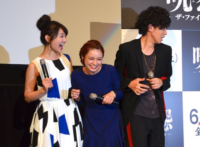 平愛梨、『呪怨』伽椰子＆俊雄と仲良く舞台あいさつ！フォトギャラリー（8枚目）