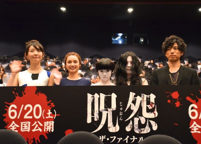 平愛梨、『呪怨』伽椰子＆俊雄と仲良く舞台あいさつ！フォトギャラリー（11枚目）