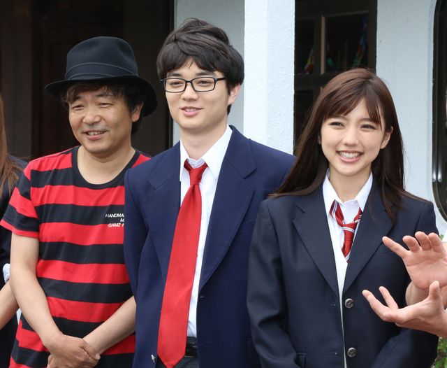 映画版でもパンチラさく裂！　（左から）園子温監督、染谷将太、真野恵里菜