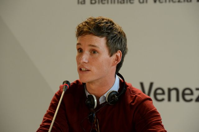 『レミゼ』エディ・レッドメイン、妻と手をつないでベネチアに登場！フォトギャラリー（27枚目）