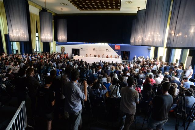 『レミゼ』エディ・レッドメイン、妻と手をつないでベネチアに登場！フォトギャラリー（29枚目）