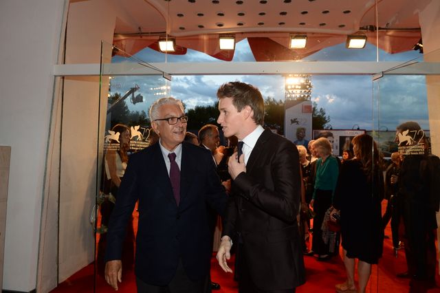 『レミゼ』エディ・レッドメイン、妻と手をつないでベネチアに登場！フォトギャラリー（42枚目）