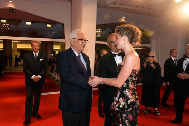 『レミゼ』エディ・レッドメイン、妻と手をつないでベネチアに登場！フォトギャラリー（49枚目）