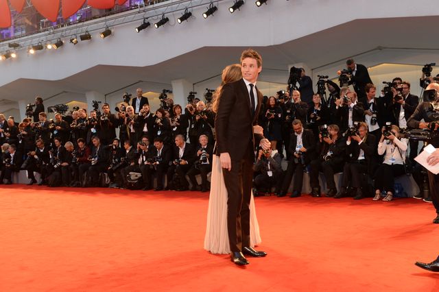 『レミゼ』エディ・レッドメイン、妻と手をつないでベネチアに登場！フォトギャラリー（54枚目）