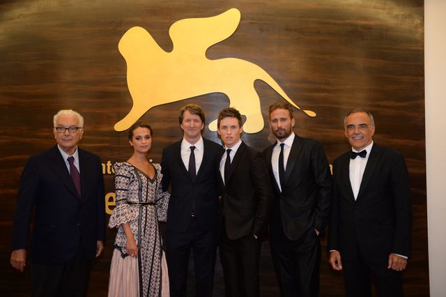 『レミゼ』エディ・レッドメイン、妻と手をつないでベネチアに登場！フォトギャラリー（57枚目）