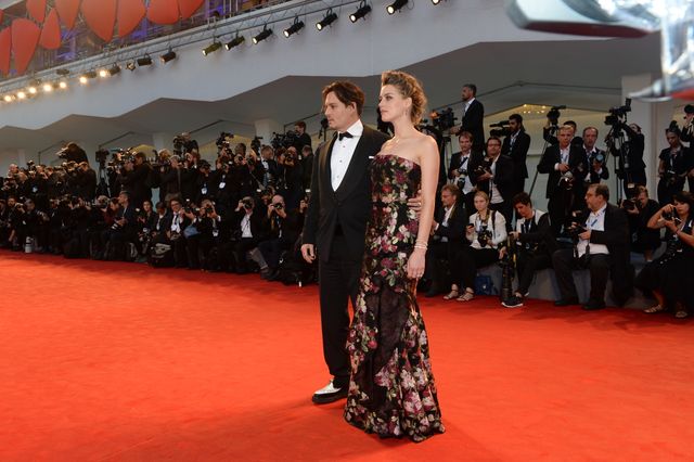 『レミゼ』エディ・レッドメイン、妻と手をつないでベネチアに登場！フォトギャラリー（59枚目）