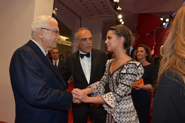 『レミゼ』エディ・レッドメイン、妻と手をつないでベネチアに登場！フォトギャラリー（63枚目）