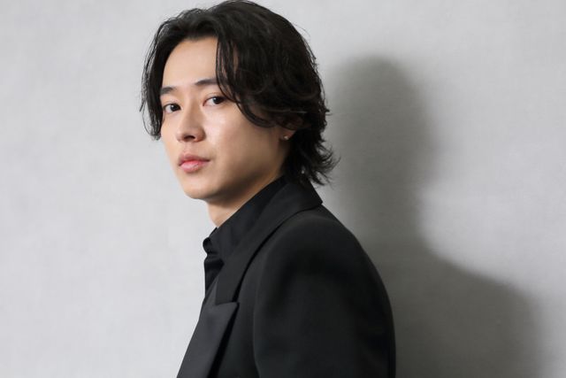 山崎賢人＆柳俊太郎、超仲良し！撮りおろしインタビューカット＜7枚＞（2枚目）